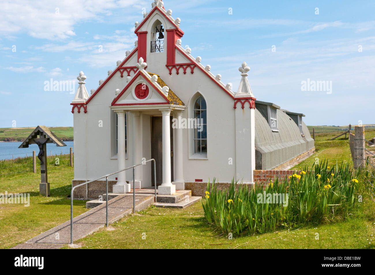 La cappella di agnello Holm costruito a partire da due capanne nissena dai prigionieri di guerra italiani nel 1940s. Foto Stock