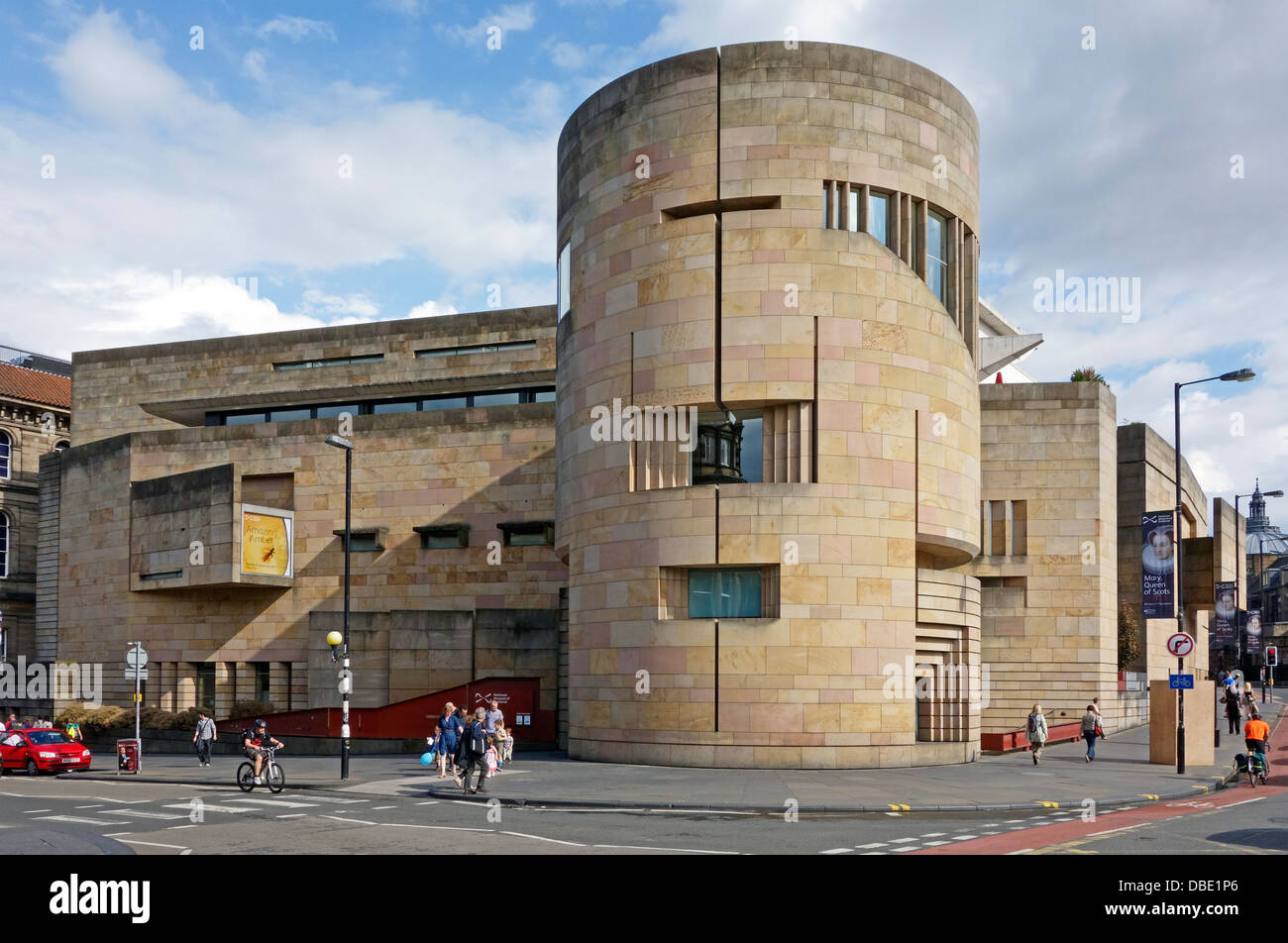 Museo Nazionale di Scozia facciata con ingresso della torre all'angolo delle camere Street e George IV Bridge ho Edimburgo in Scozia Foto Stock