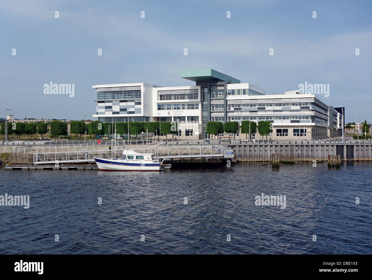 Clydebank college in Clydebank West Dunbartonshire Scozia come si vede dal Fiume Clyde Foto Stock