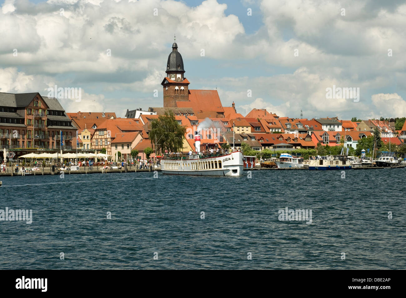 Imbarcazione turistica " Europa " insufflando vapore fischio pur lasciando Waren Müritz, Germania. Foto Stock