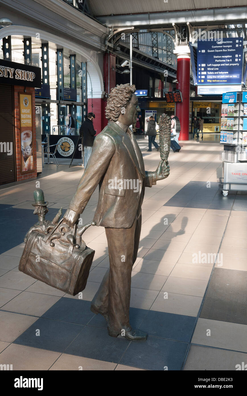 Sculture dello scultore Tom Murphy a Liverpool la stazione ferroviaria di Lime Street, di intrattenitore e comico Ken Dodd Foto Stock