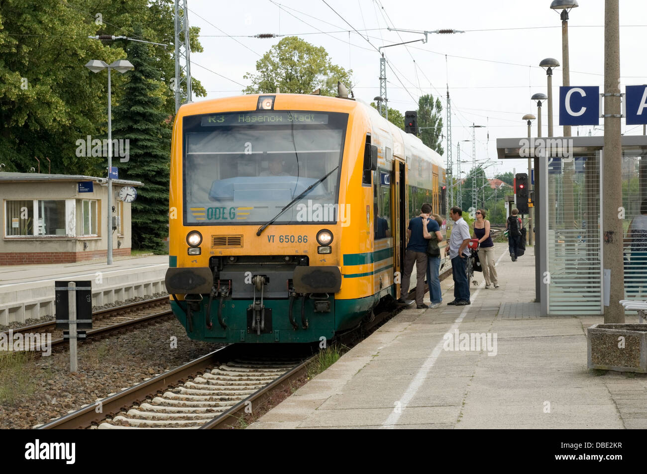 Stadler Regio-Shuttle RS1 a Waren (Müritz) stazione mentre sul servizio locale per Hagenau, Germania. Foto Stock