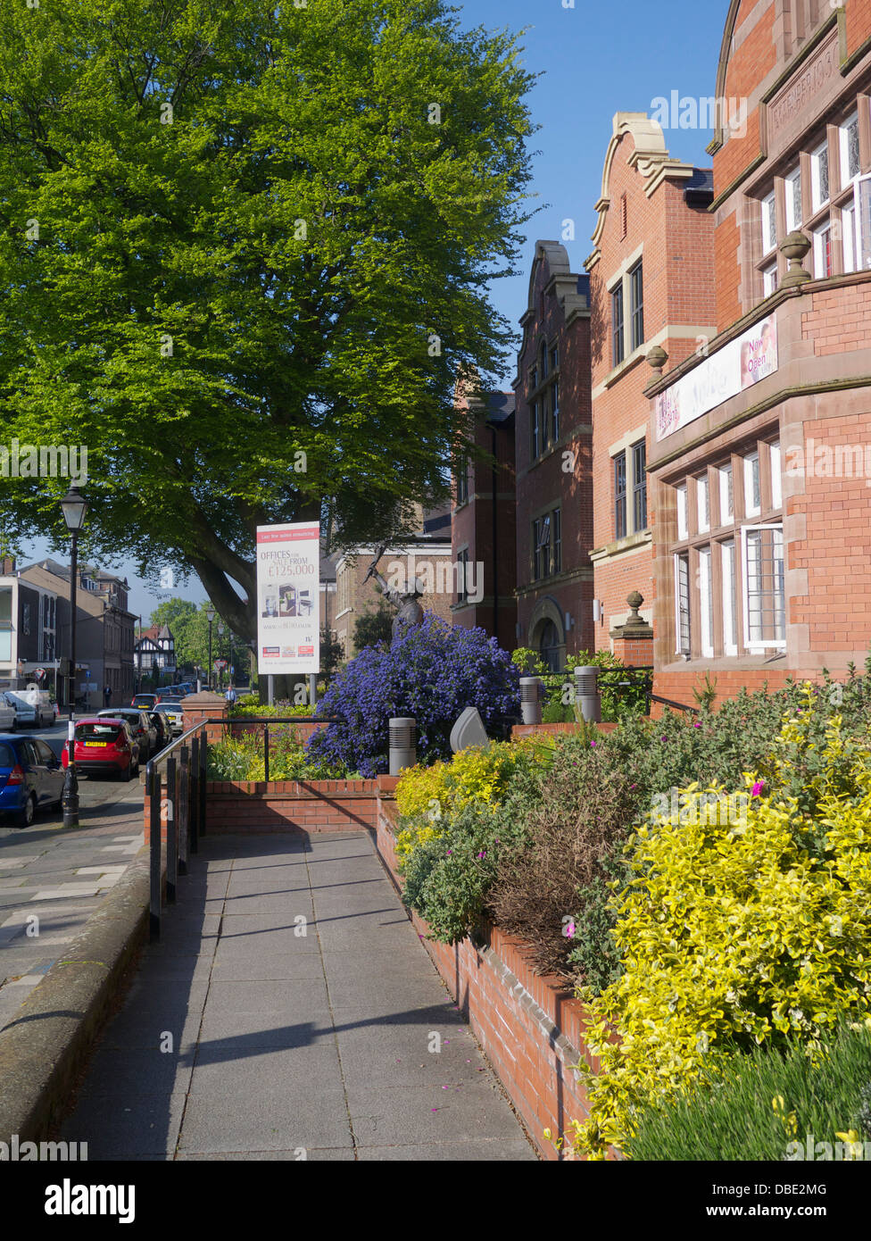 Sole risplende sulla ex Altrincham Town Hall Foto Stock