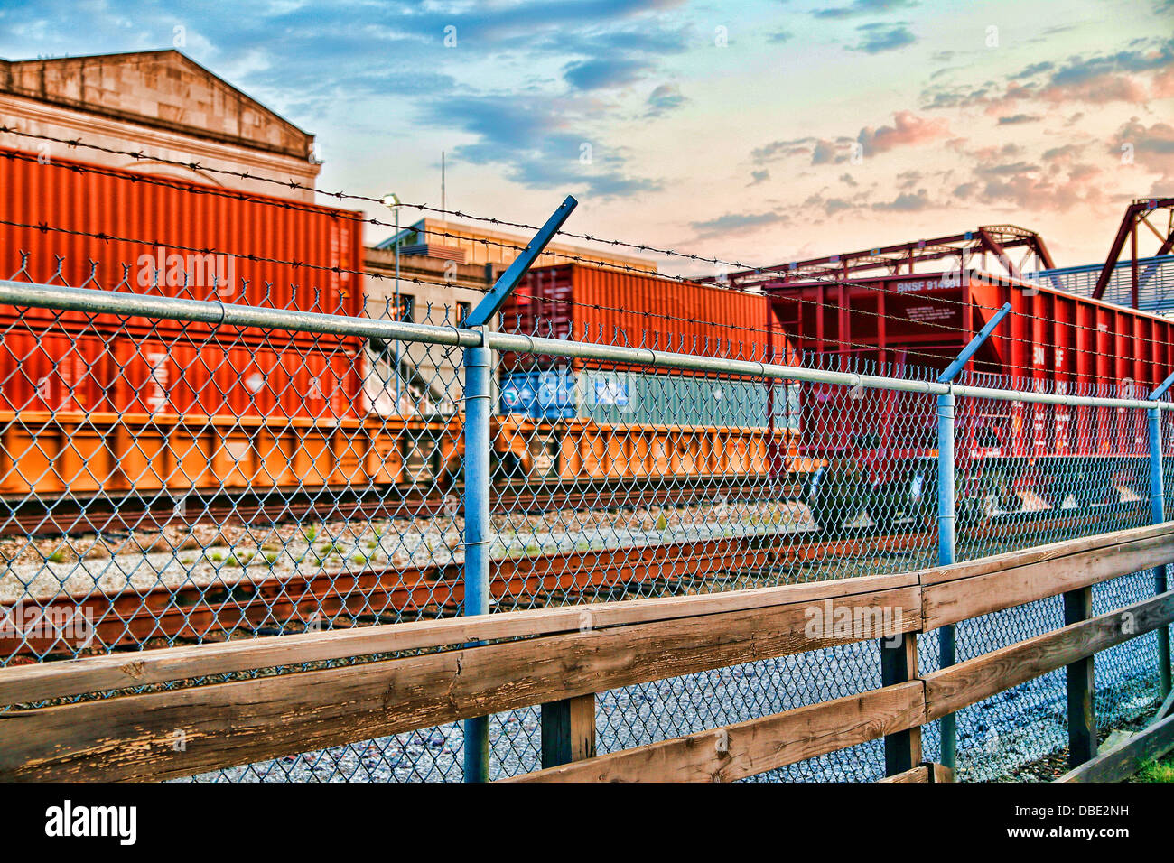 Il filo spinato e la catena collegamento recinto, di protezione e di aprire il trasporto merci cantiere ferroviario e tracce Foto Stock