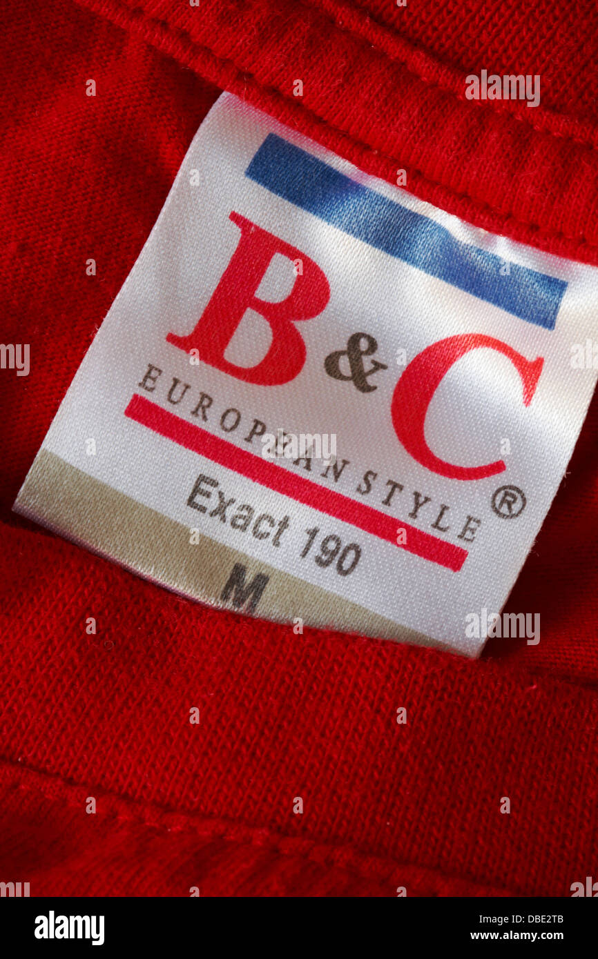 B&C in stile Europeo etichetta in t-shirt rossa Foto stock - Alamy