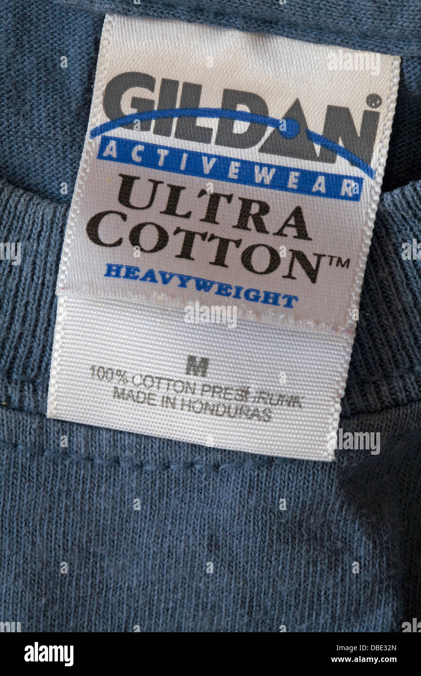 Gildan Activewear ultra pesante cotone realizzato in Honduras etichetta in  t-shirt - venduti nel Regno Unito Regno Unito, Gran Bretagna Foto stock -  Alamy