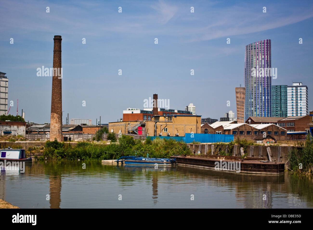 Devastazione industriale accanto al fiume Lea in Stratford, a est di Londra Foto Stock