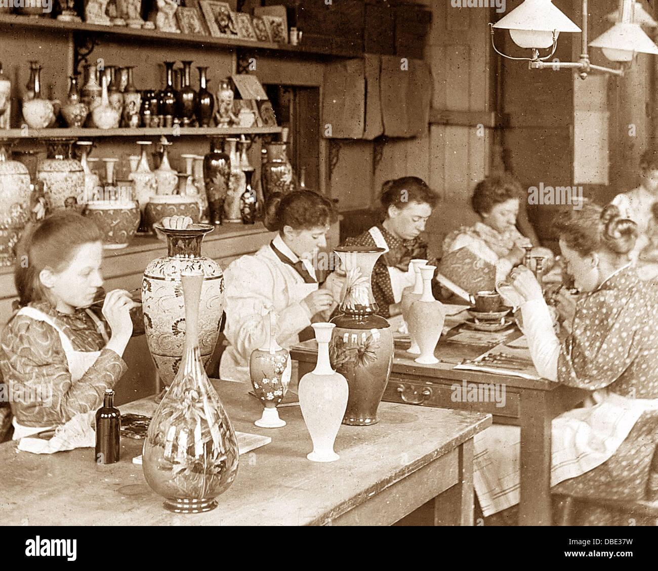 Lambeth Doulton Faience Factory - Doratura - periodo Vittoriano Foto Stock