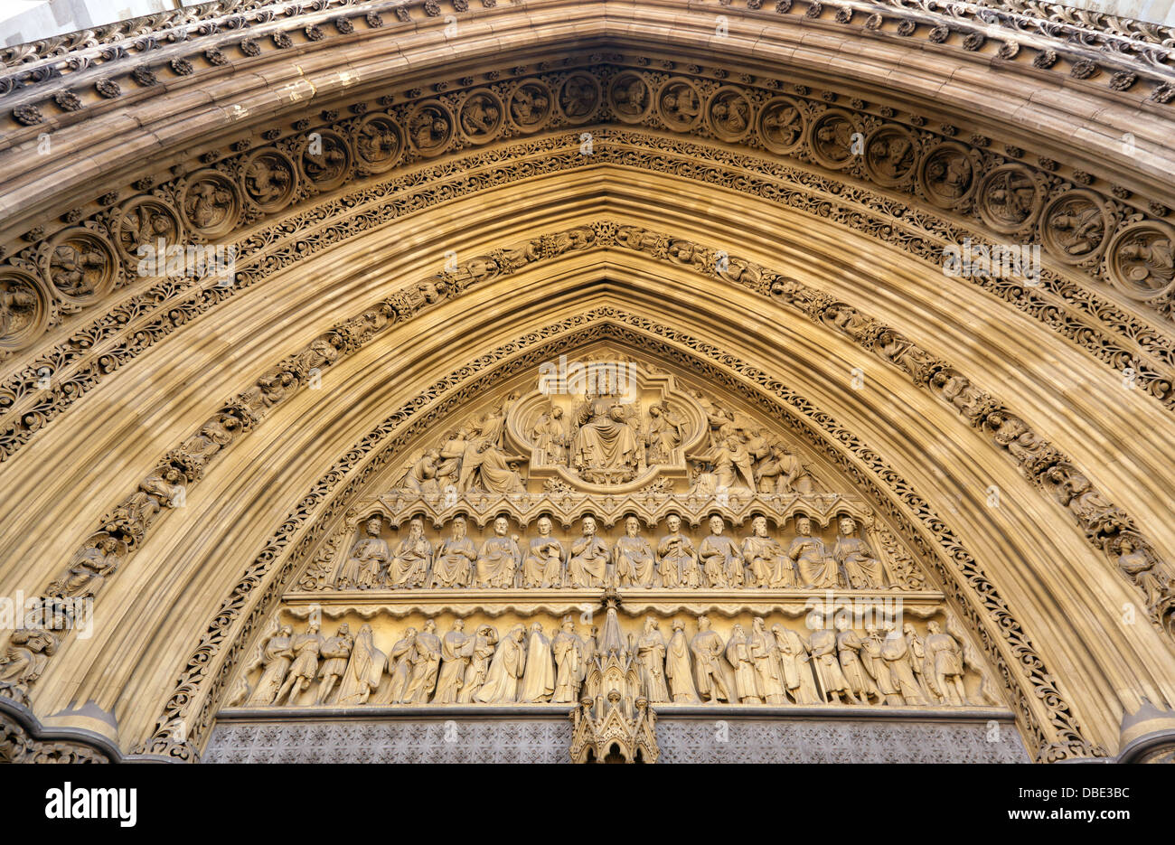 Archway e intagli oltre la porta nord all'Abbazia di Westminster, Londra. Foto Stock