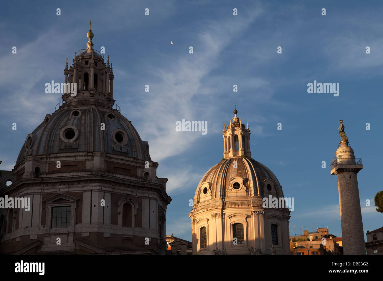 Colonna di Traiano e la chiesa di Santa Maria di Loreto, entrambi situati nel Foro di Traiano, Roma. Foto Stock