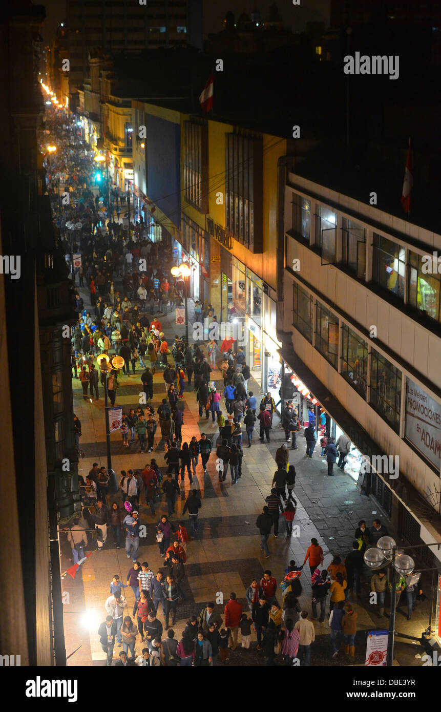 Gli amanti dello shopping sul commerciale Jiron de la Union Street nel centro di Lima, Perù Foto Stock