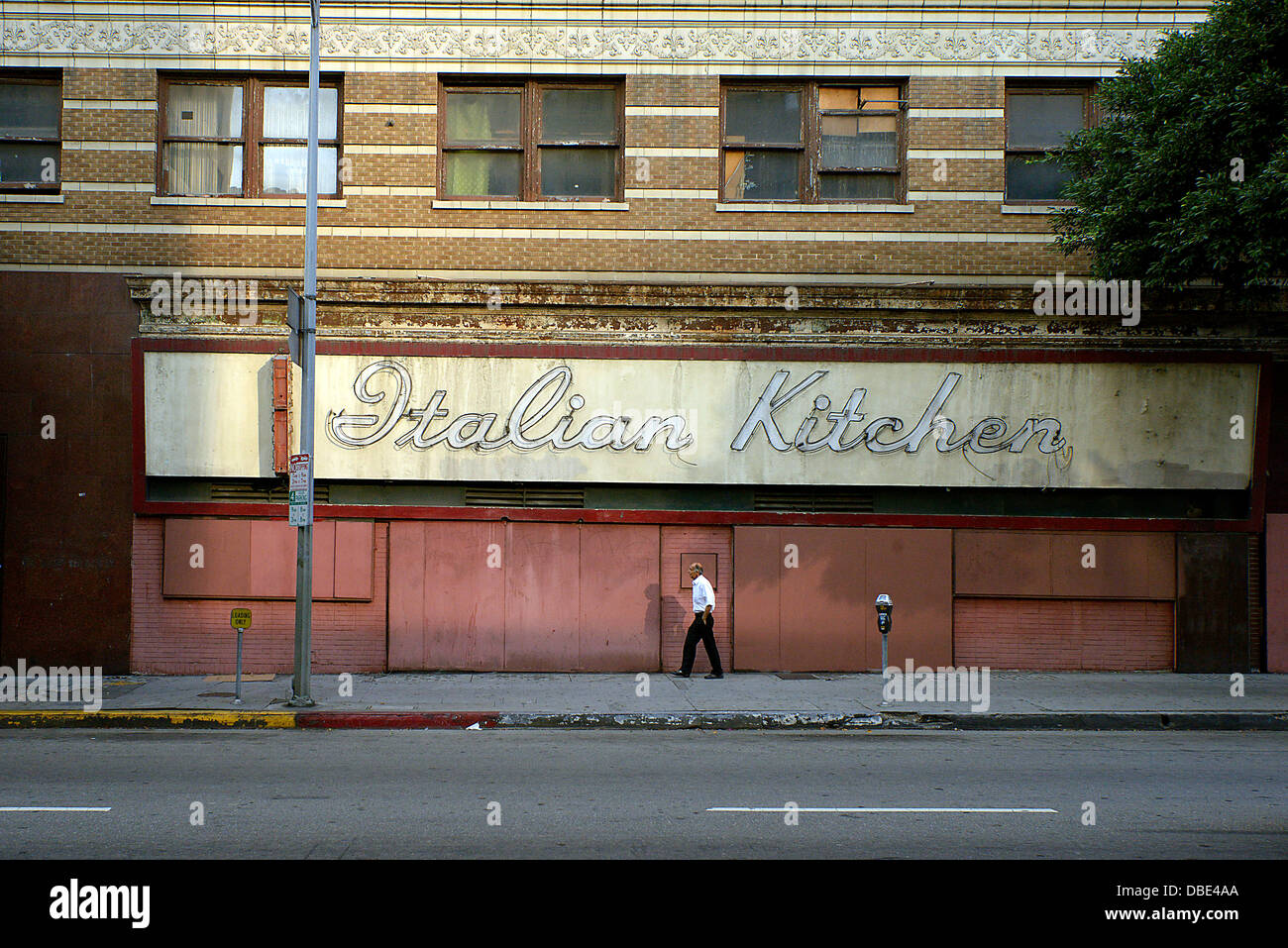 L'uomo cammina ristorante italiano e il centro cittadino di Los Angeles Foto Stock