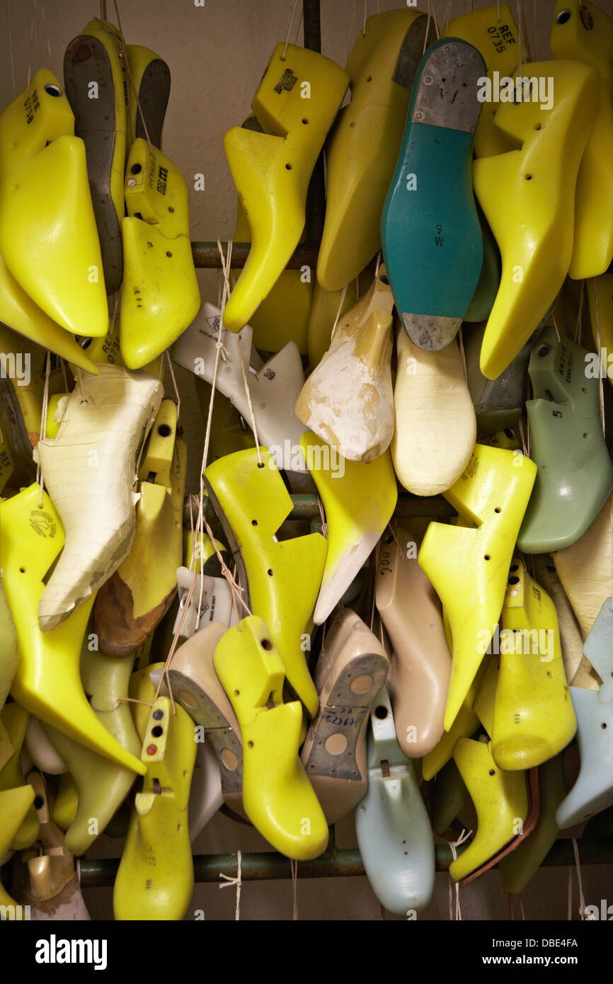 Legno e plastica dura utilizzata per calzatura rendendo appesi in un armadio. Foto Stock