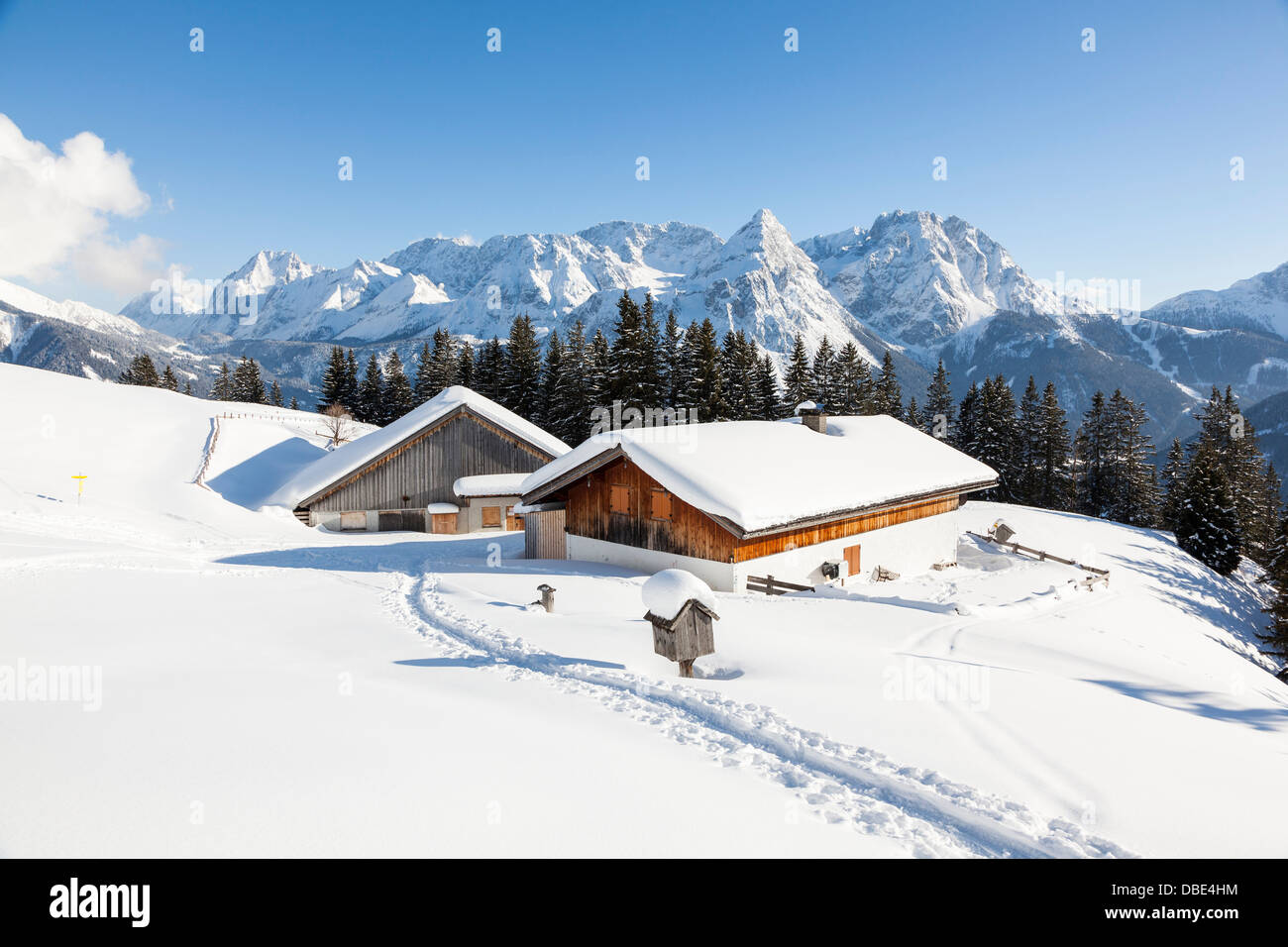 Austria, Tirolo, Ehrwald. Il Tuftel Alm (Alpe) e il Mieminger mountain range durante la stagione invernale con un sacco di neve. Foto Stock