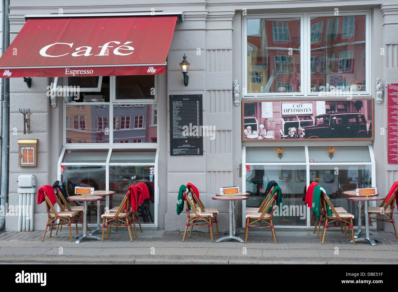 La Danimarca. Copenhagen. Nyhavn. Outdoor cafe con vello coperte per il freddo meteo. Foto Stock