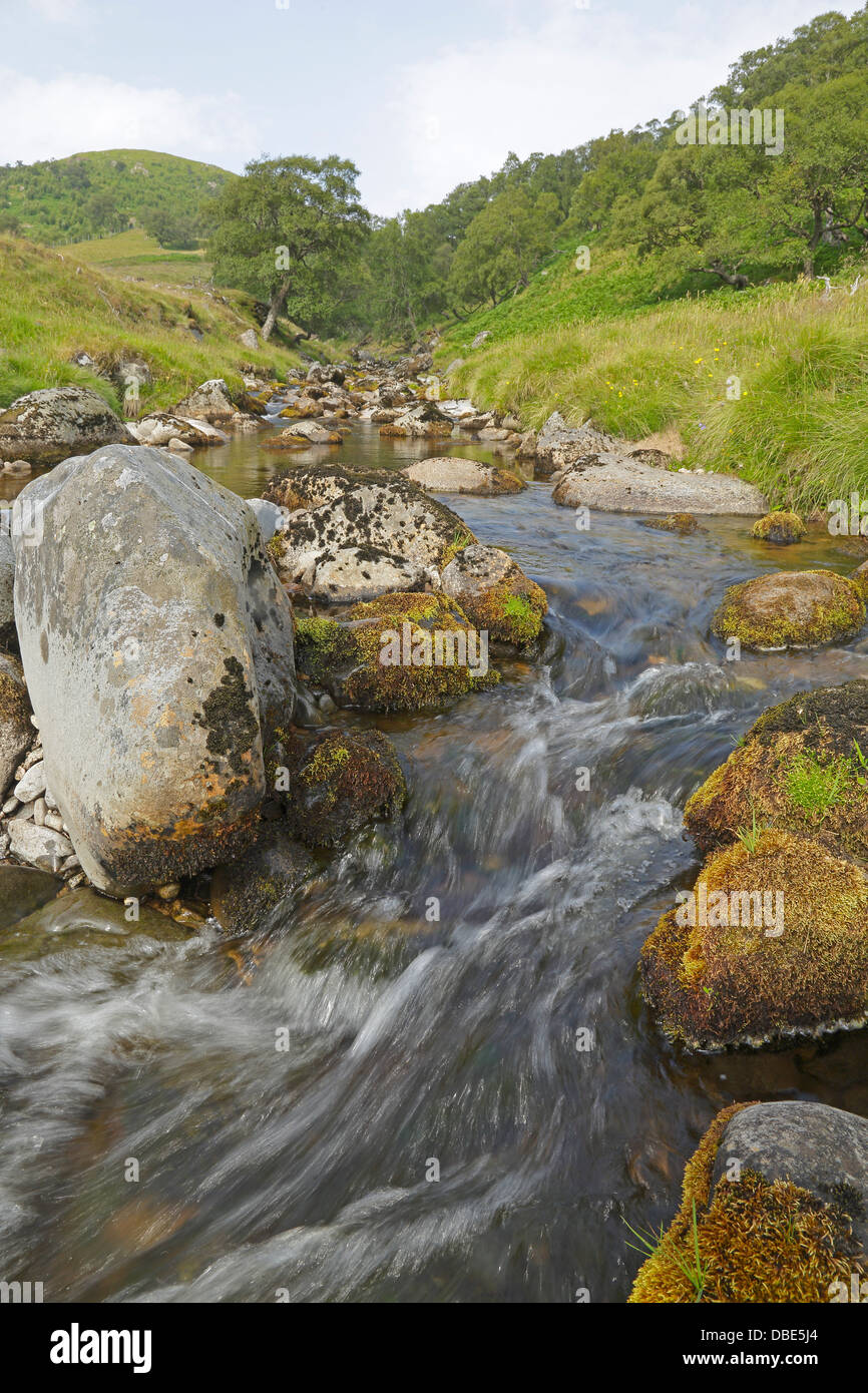 Una lunga esposizione del flusso nella valle di Findhorn in Scozia Foto Stock