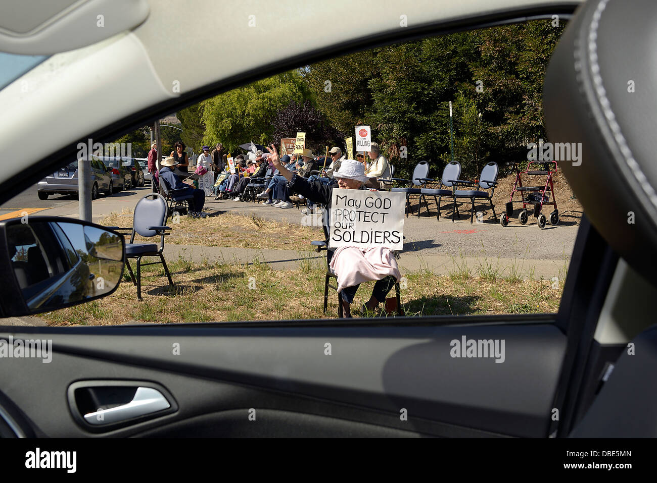 Gli anziani di proteggere i soldati americani Foto Stock