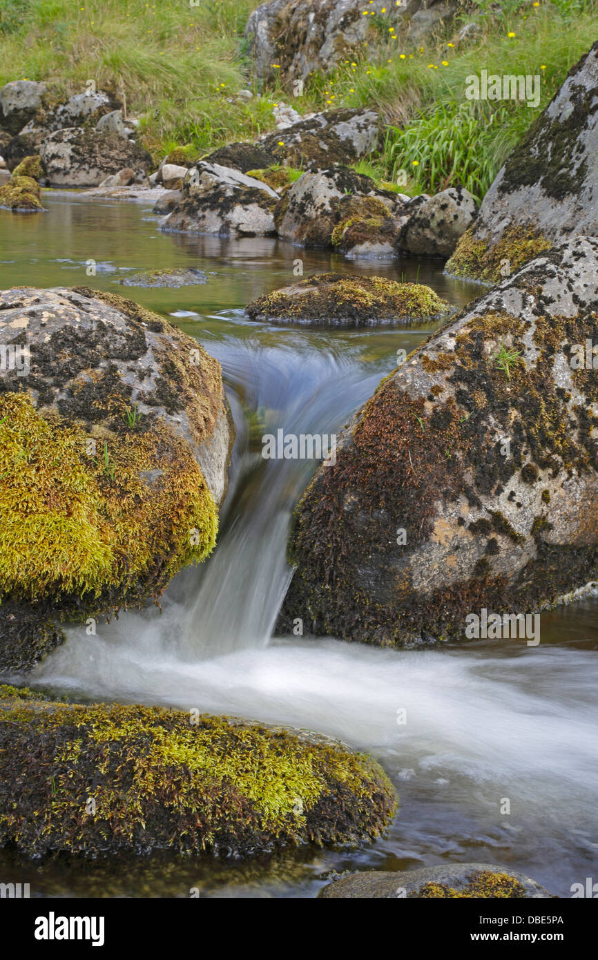 Una lunga esposizione del flusso nella valle di Findhorn in Scozia Foto Stock