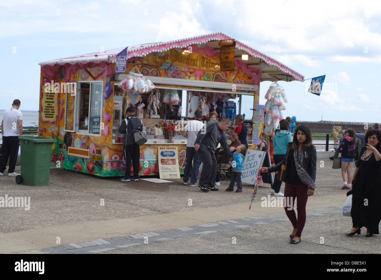 Gli spettatori nei pressi di una pasticceria cottage in occasione del venticinquesimo anniversario Airshow di Sunderland. Foto Stock