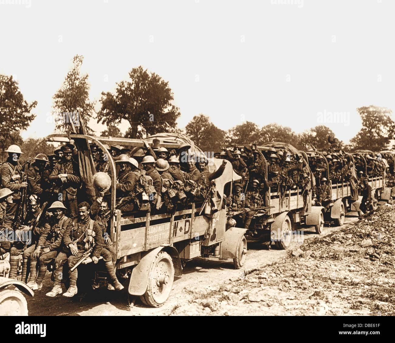 Le truppe britanniche andando al fronte WW1 Foto Stock