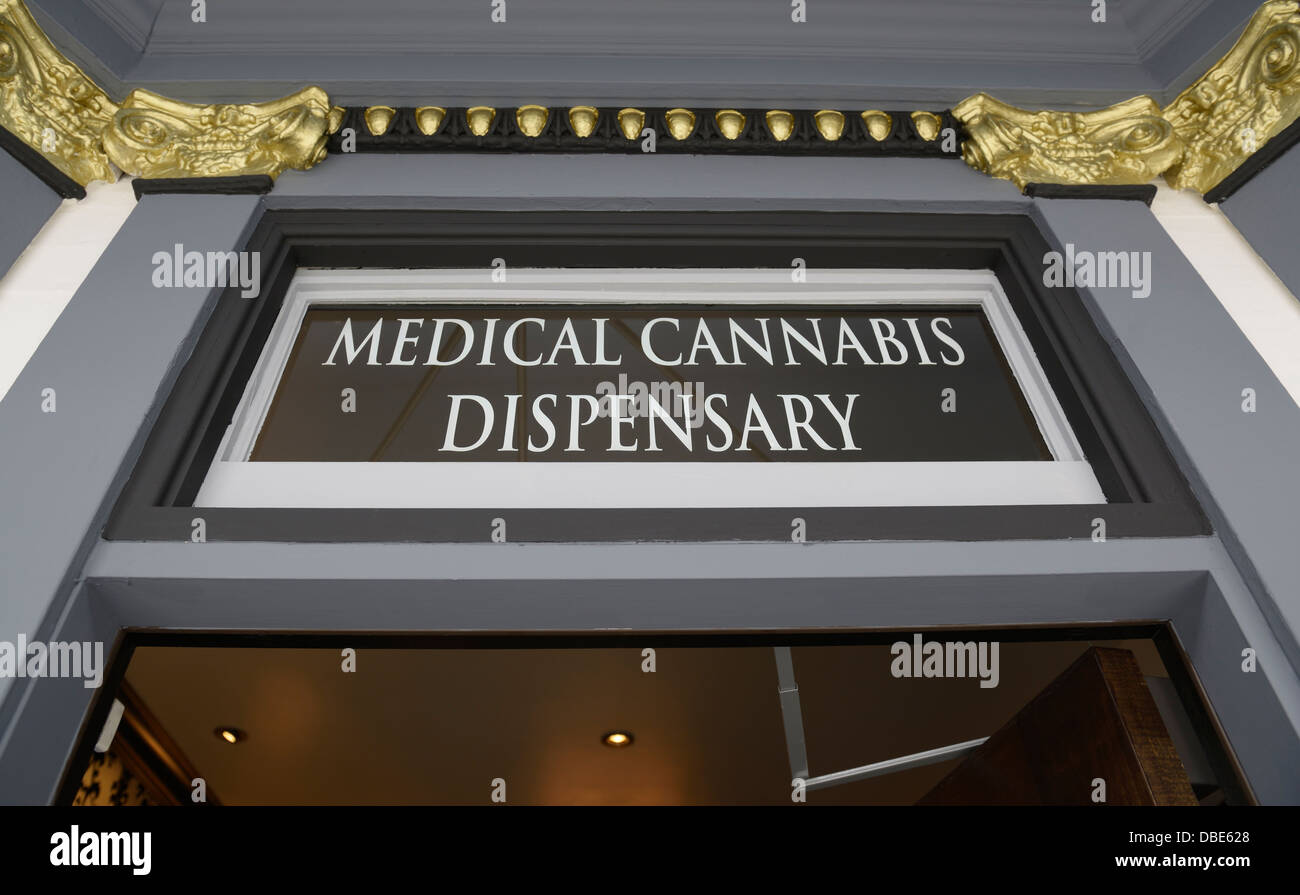 Segno oltre la porta ad un medico di marijuana dispensario, San Francisco, CA Foto Stock