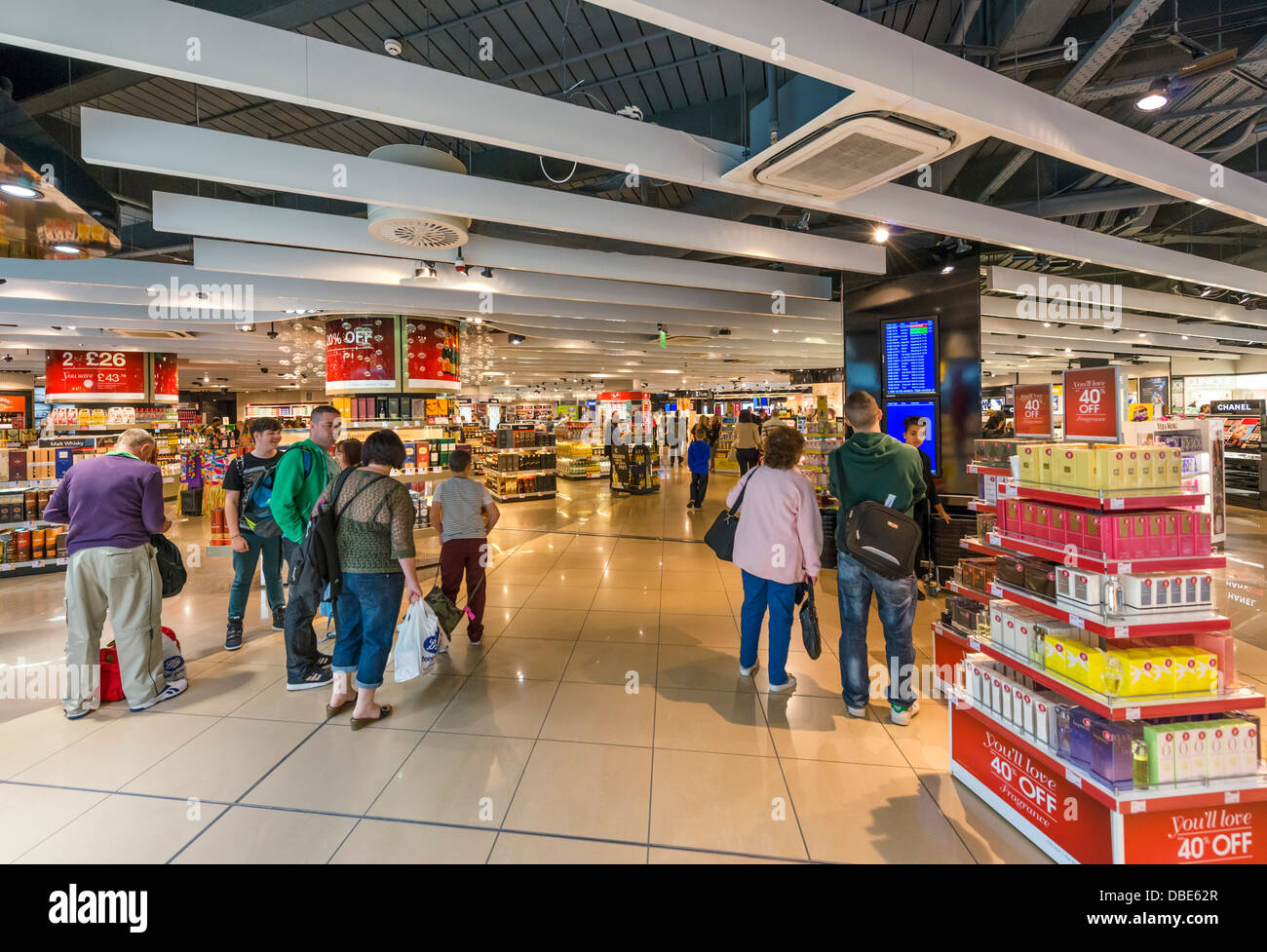 Biza fiscale e shopping Duty Free al Terminal 2, l'Aeroporto Internazionale di Manchester, Regno Unito Foto Stock