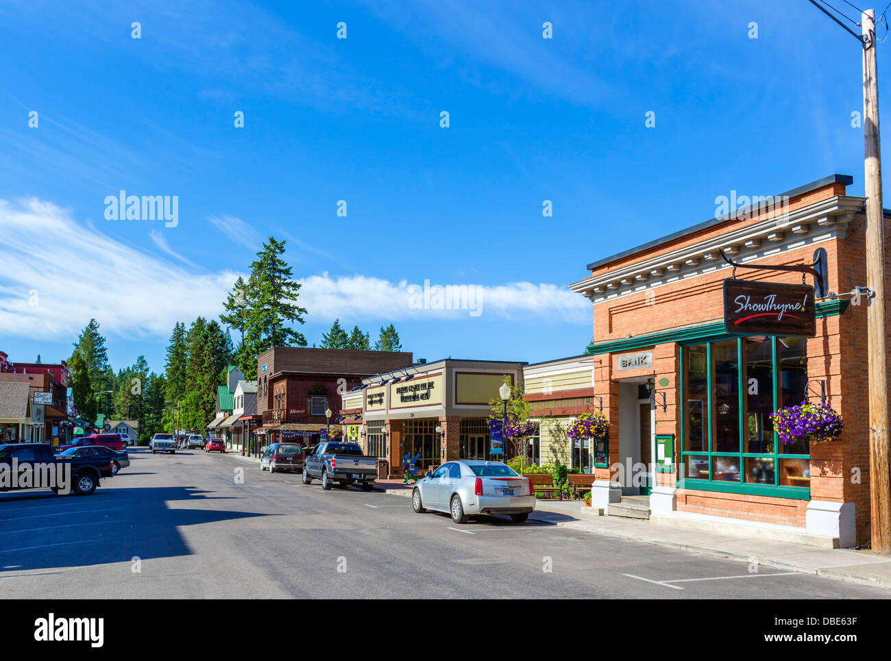 Main Street (elettrico Avenue) nel centro cittadino di Bigfork, Contea di Flathead, Montana, USA Foto Stock