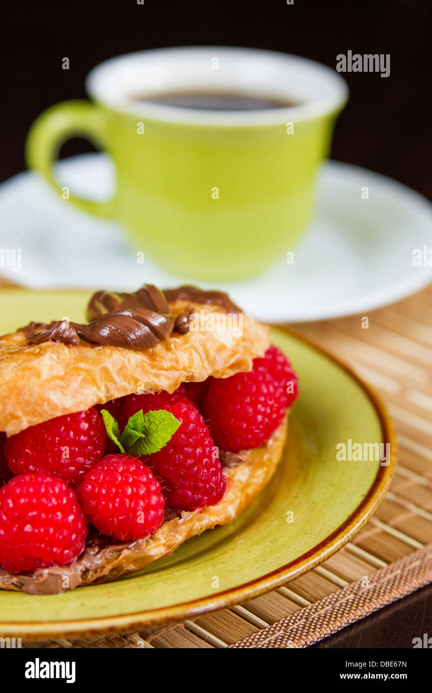 Prima colazione francese con croissant e caffè di lamponi Foto Stock