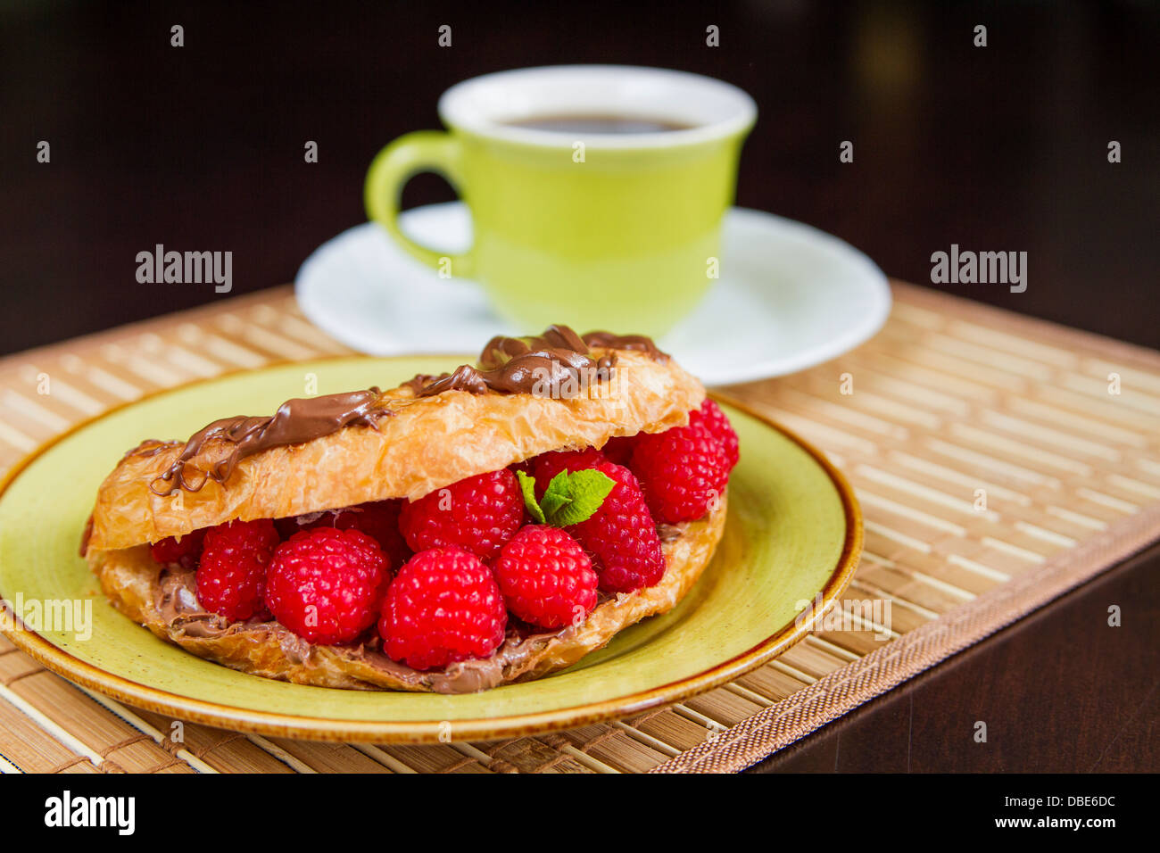 Prima colazione francese con croissant e caffè di lamponi Foto Stock