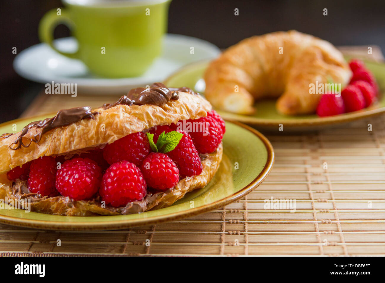 Prima colazione francese con croissant e caffè di lamponi Foto Stock