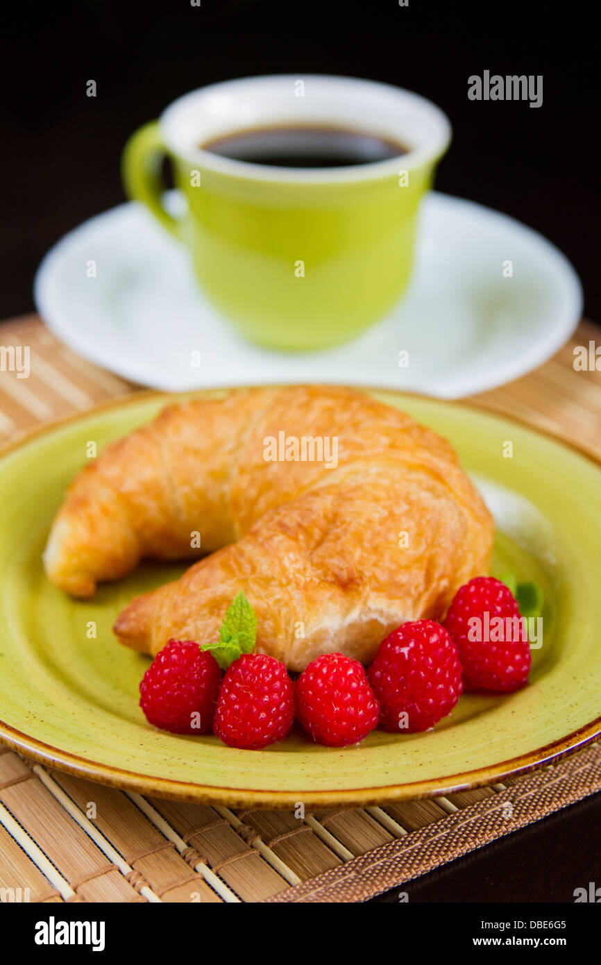 Prima colazione francese con croissant e caffè di lamponi Foto Stock