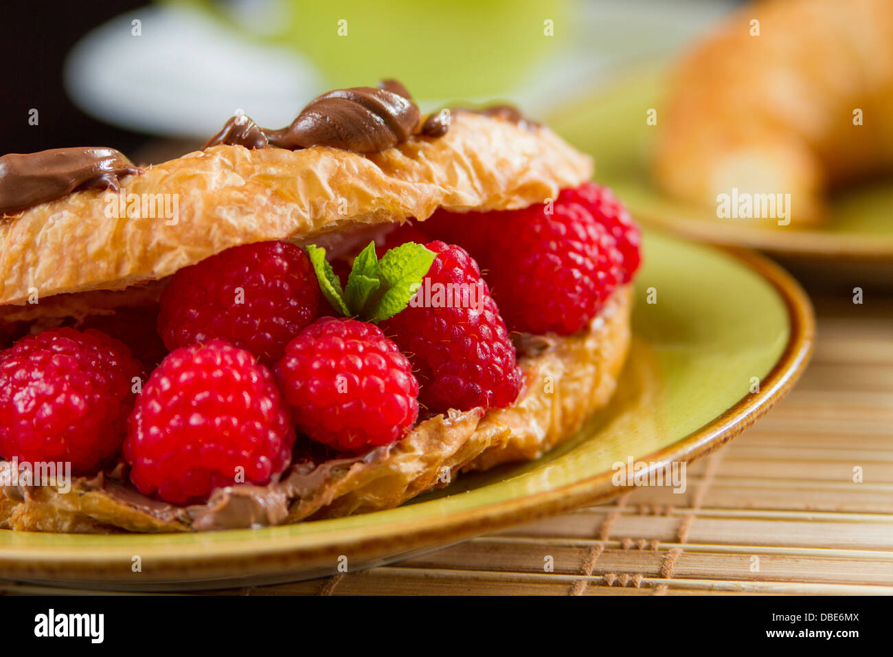 Prima colazione francese con croissant e caffè di lamponi Foto Stock