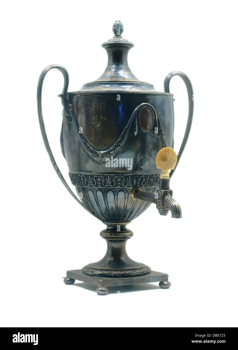 Antique sterling silver tea urna ricoperto di uno strato spesso di offuscare Foto Stock
