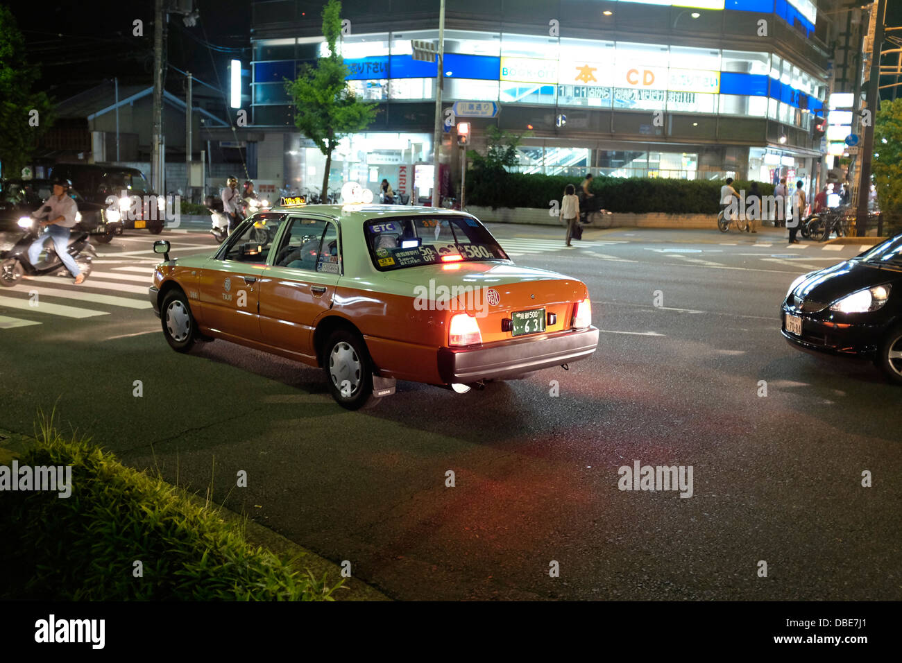 Classic Toyota i taxi di notte a Kyoto in Giappone Foto Stock