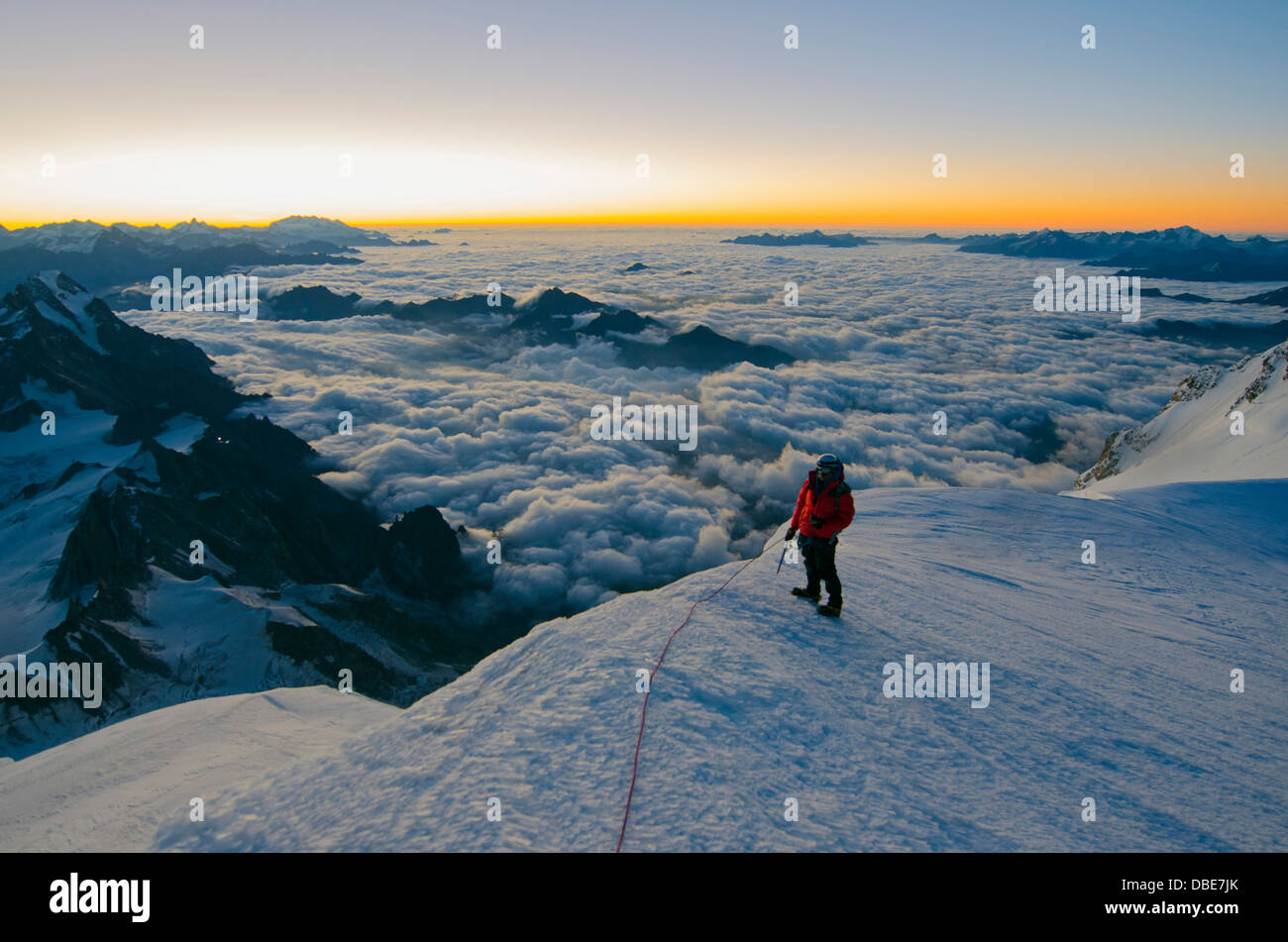 L'Europa, Francia, sulle Alpi francesi, Haute-Savoie, Chamonix, scalatore sulla vetta del Mont Blanc (MR) Foto Stock