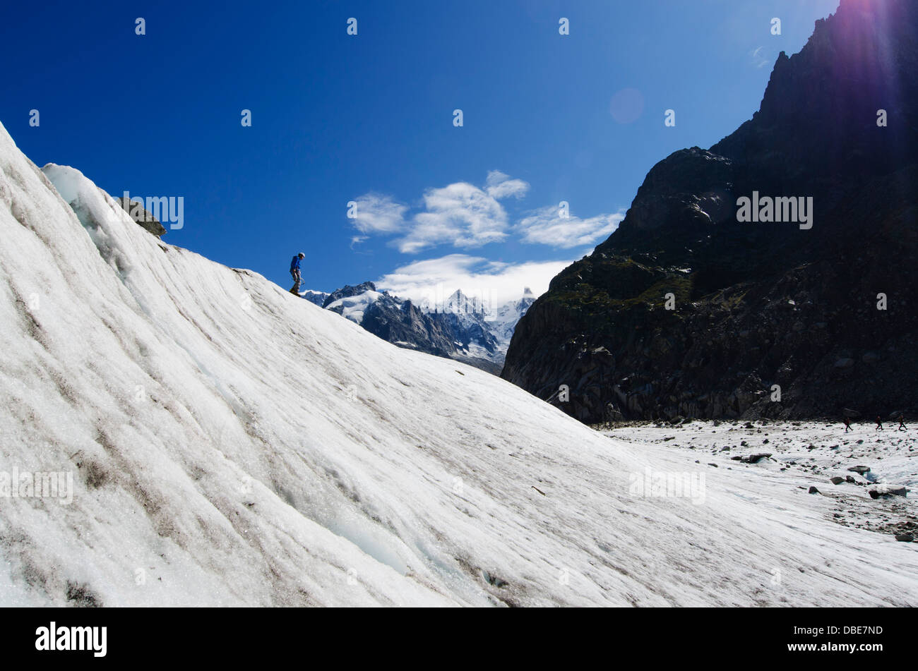 L'Europa, Francia, sulle Alpi francesi, Haute-Savoie, Chamonix, scalatore al Mer de Glace ghiacciaio (MR) Foto Stock