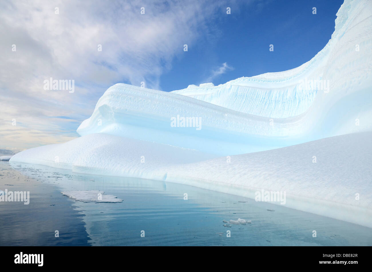 Una bella, astratto-cercando ice berg vicino punto di portale, Antartide Foto Stock