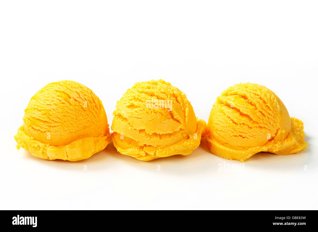 Tre convogliatori di giallo gelato disposti in una fila Foto Stock