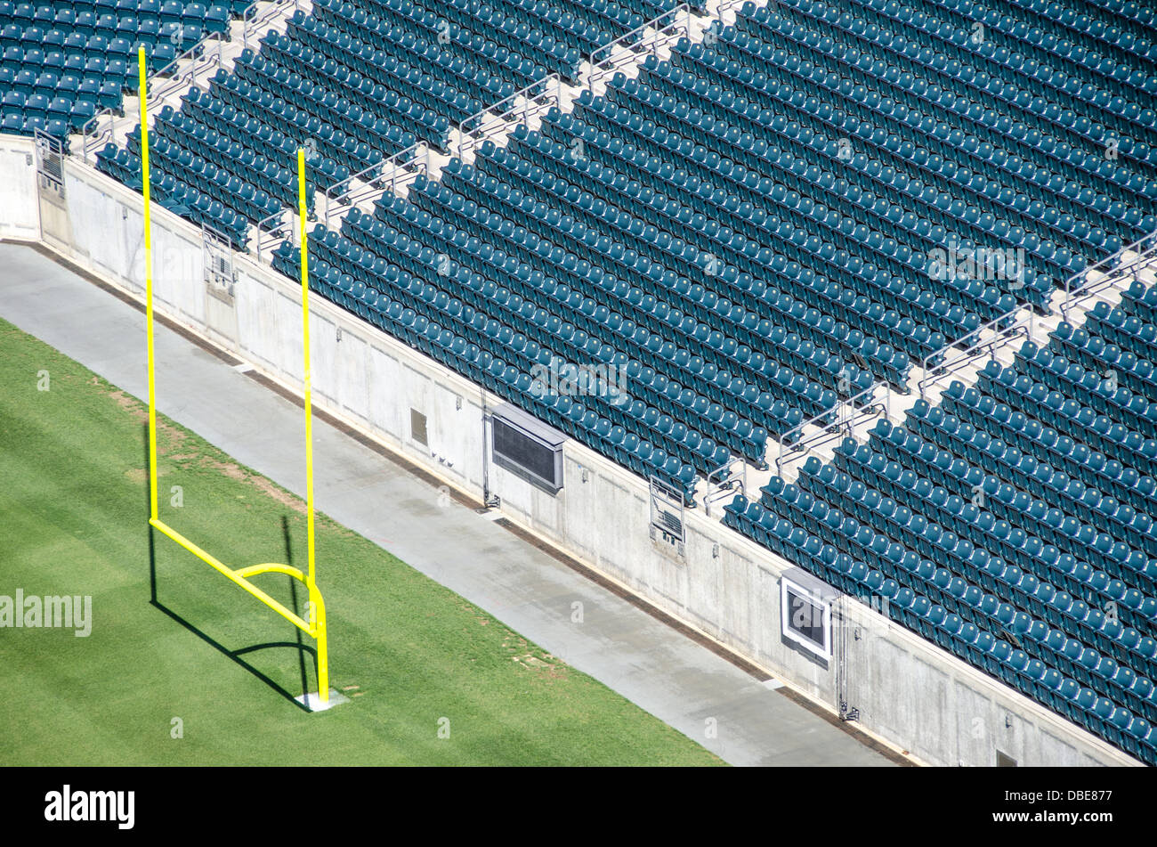Stadio di calcio vuoto posti a sedere e Goal Posts United States // UNITED STATES - uno stadio di calcio professionistico vuoto presenta il suo campo da gioco incontaminato, con erba meticolosamente curata e importanti pali di porta con le loro distintive traverse. I posti a sedere vuoti dello stadio si innalzano sullo sfondo, creando un'atmosfera di attesa per il ruggito della folla e l'eccitazione della giornata di gioco. Foto Stock