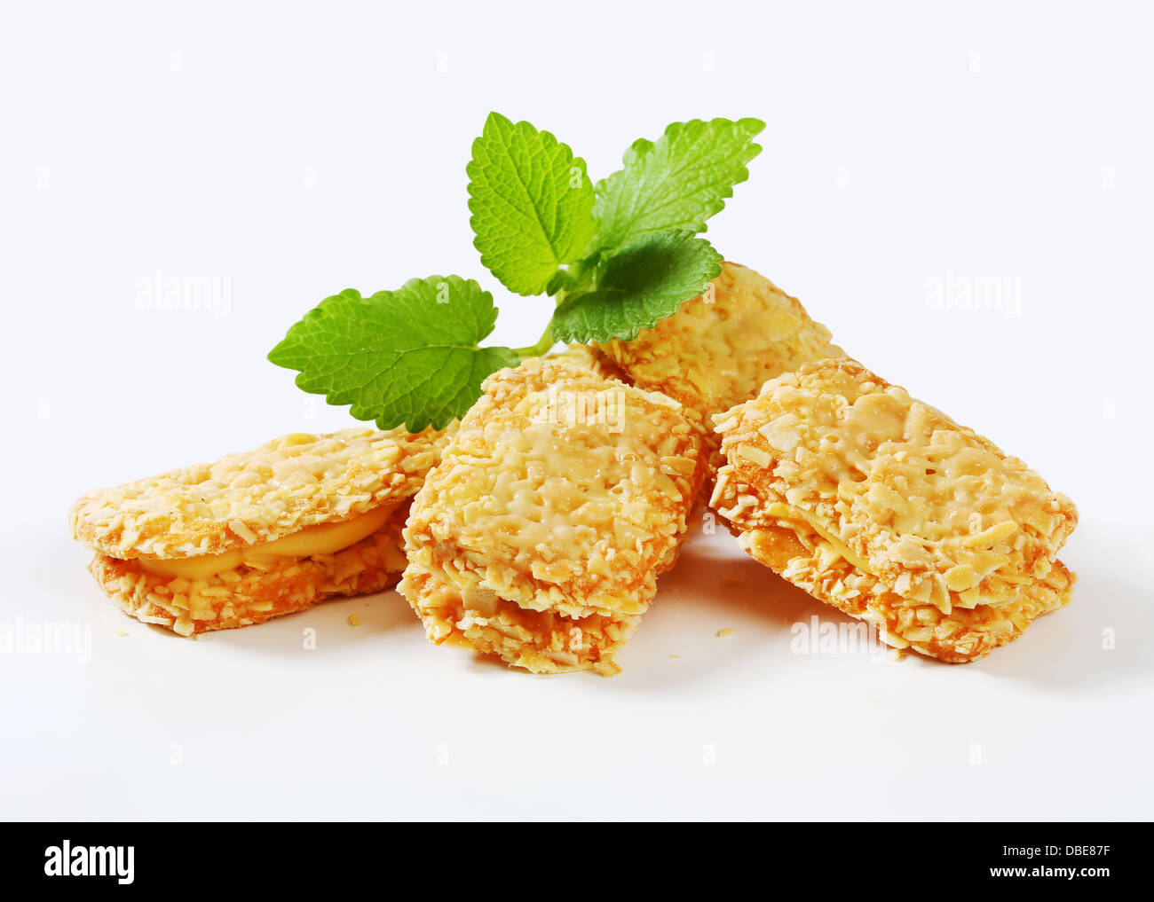 Sandwich di mandorla biscotti con crema alla vaniglia il riempimento Foto Stock