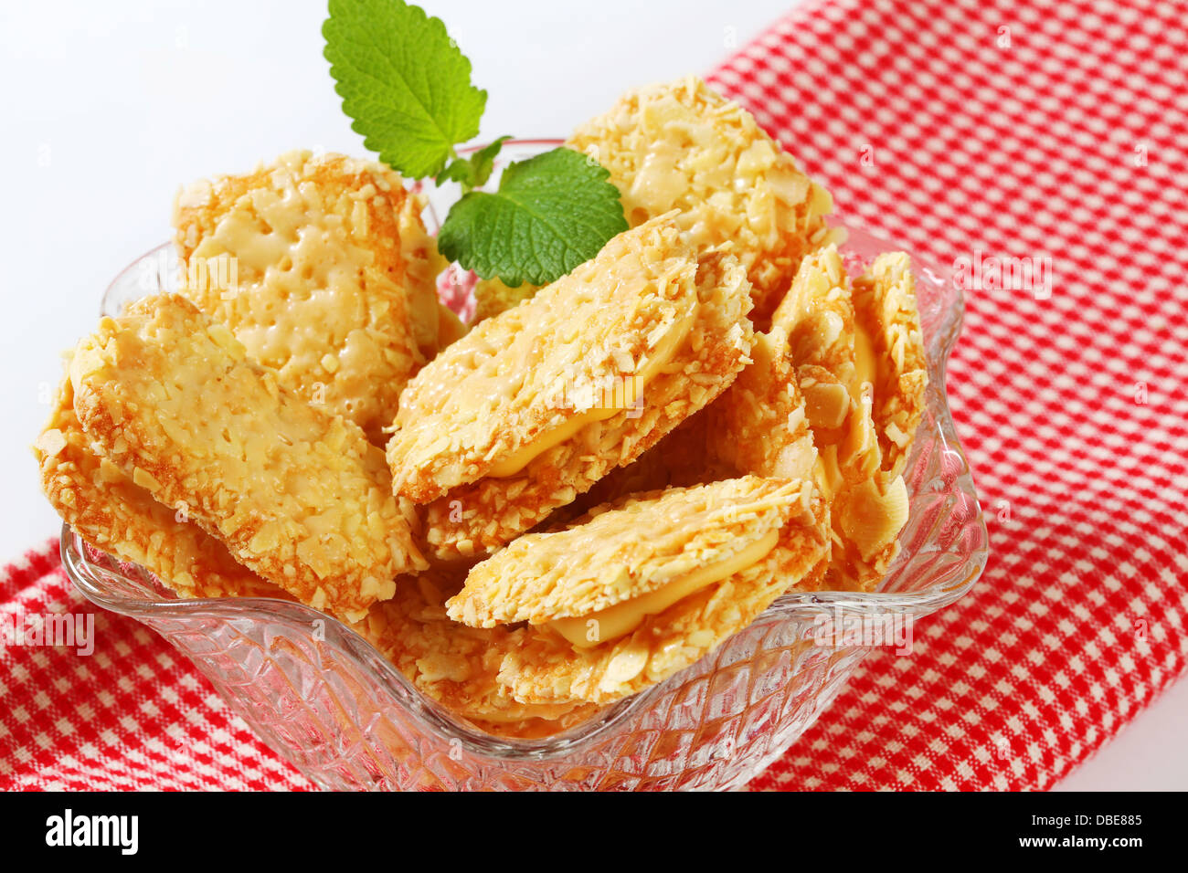 Sandwich di mandorla biscotti con crema alla vaniglia il riempimento Foto Stock