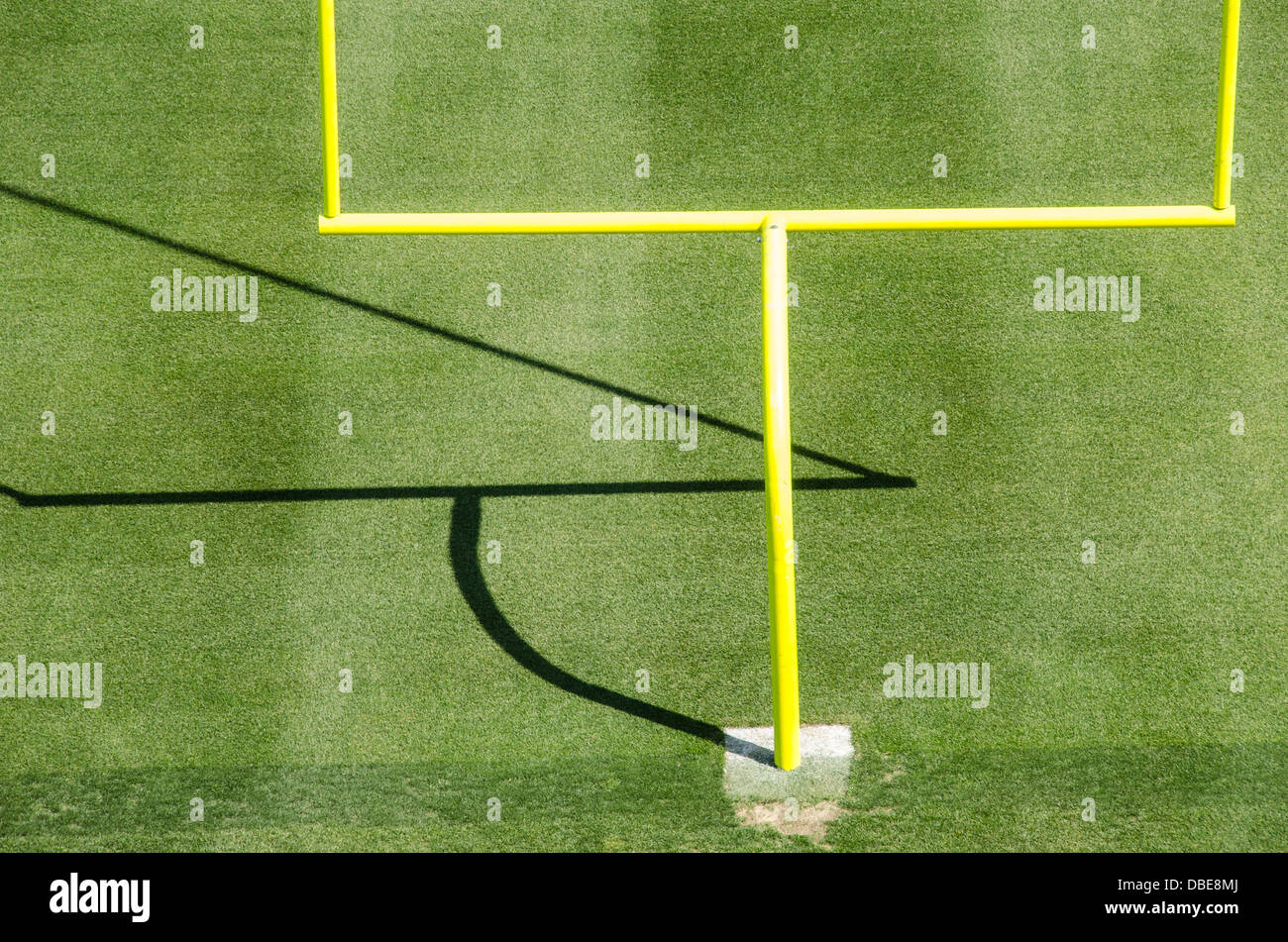 Football Stadium Goal Post posti a sedere vuoti Stati Uniti // STATI UNITI - uno stadio di calcio professionale vuoto presenta il suo campo da gioco incontaminato, caratterizzato da erba meticolosamente curata e importanti pali di porta con le loro distintive traverse. I posti a sedere vuoti dello stadio si innalzano sullo sfondo, creando un'atmosfera di attesa per il ruggito della folla e l'eccitazione della giornata di gioco. Foto Stock