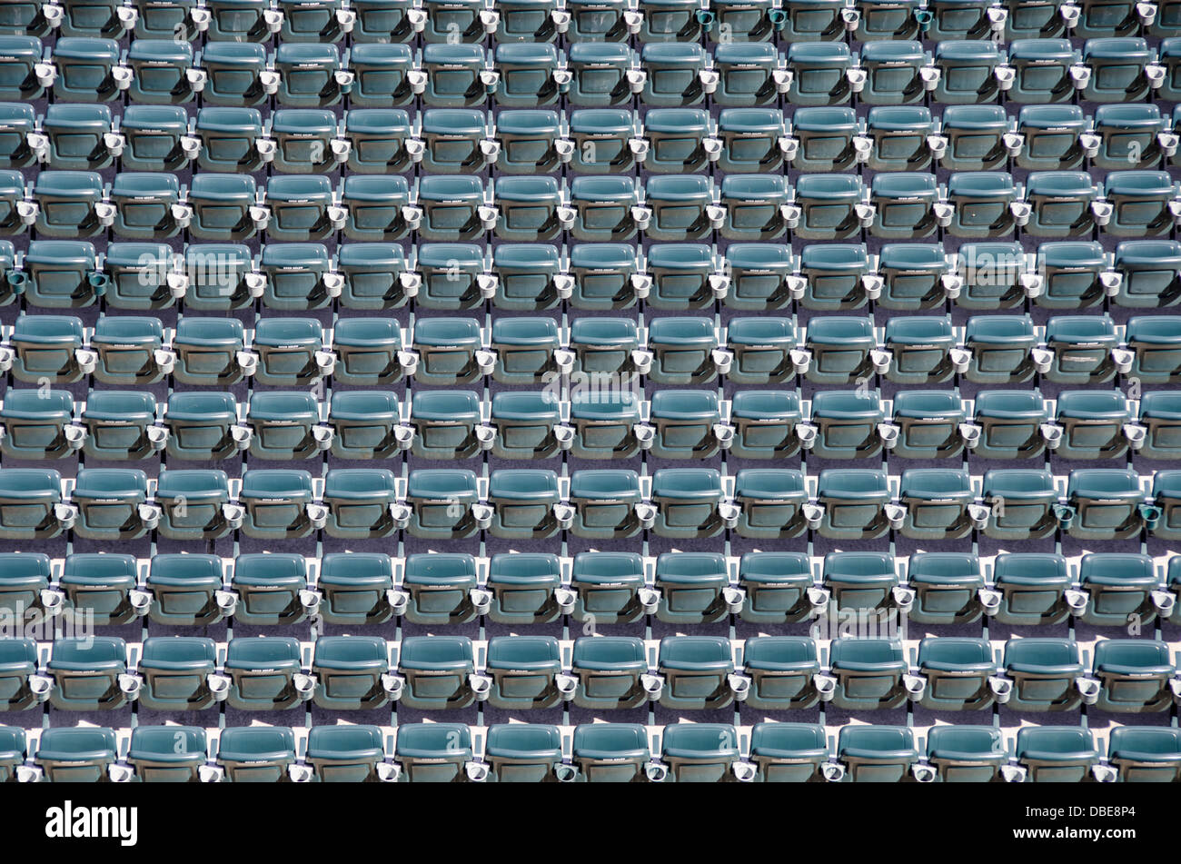 NFL Football Stadium Empty Seats United States // UNITED STATES - un'ampia vista di posti vuoti in uno stadio di football professionistico americano NFL si estende davanti alla telecamera. Le file su file di posti a sedere vuoti creano un motivo simmetrico, mettendo in mostra l'immensa capacità del locale e accennando all'atmosfera elettrica che riempie questi stand il giorno della partita. Foto Stock