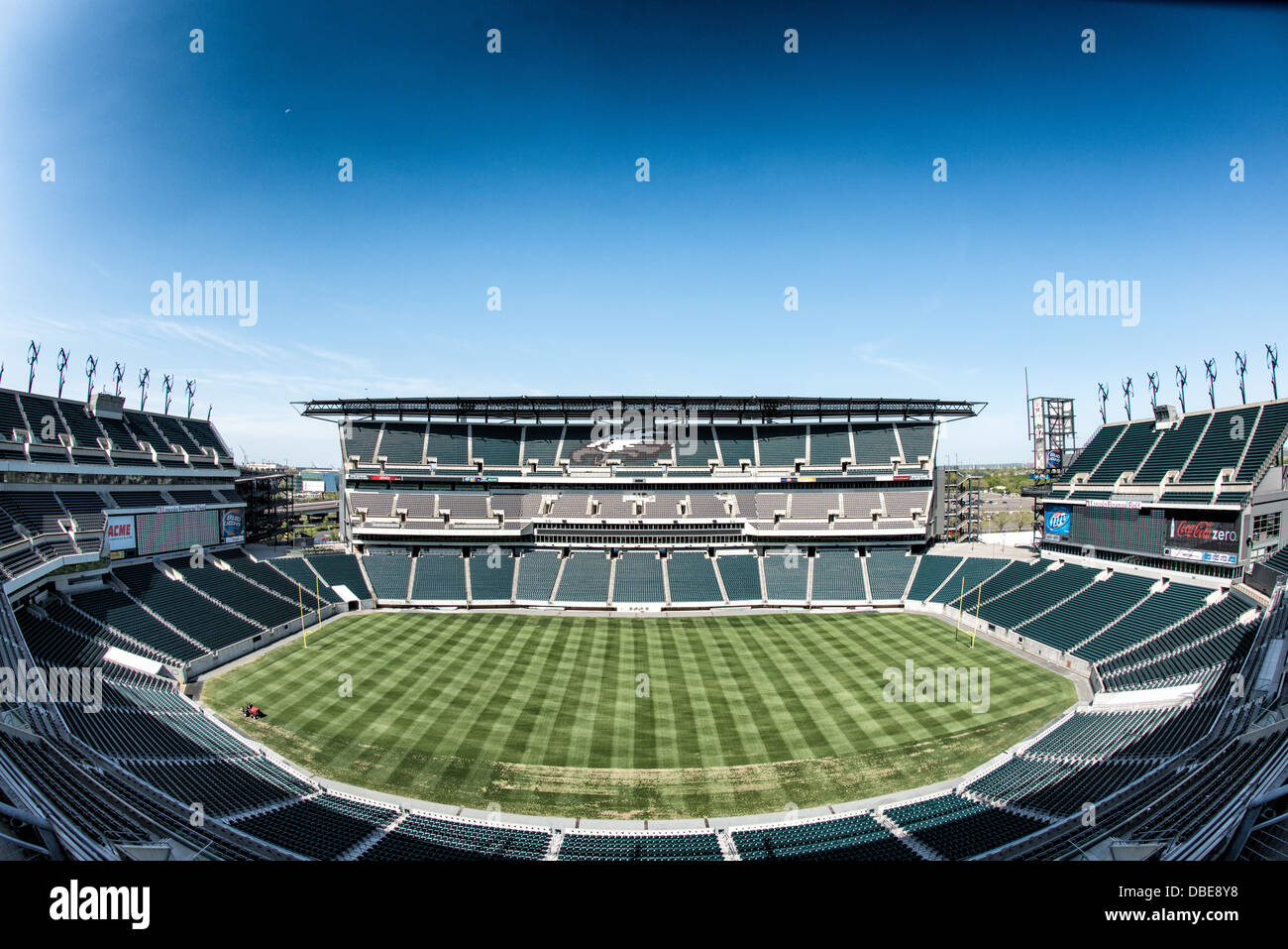 Ampio angolo di ripresa di un vuoto Lincoln Financial Field, casa stadio di Philadelphia Eagles, in Philadelphia, Pennsylvania. Lo stadio può ospitare 67.000 persone. Foto Stock