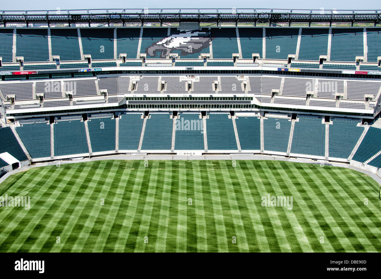 Ampio angolo di ripresa di un vuoto Lincoln Financial Field, casa stadio di Philadelphia Eagles, in Philadelphia, Pennsylvania. Lo stadio può ospitare 67.000 persone. Foto Stock