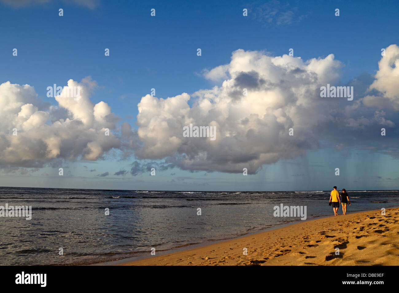 Giovane a piedi a Kee sulla spiaggia di Kauai al tramonto Foto Stock