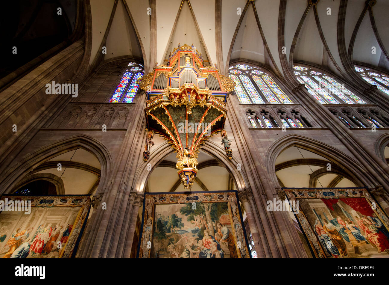 Francia, Alsazia, Strasburgo. Interno della cattedrale di Strasburgo, circa 1176. Antichi arazzi sul display e organo a canne. UNESCO. Foto Stock