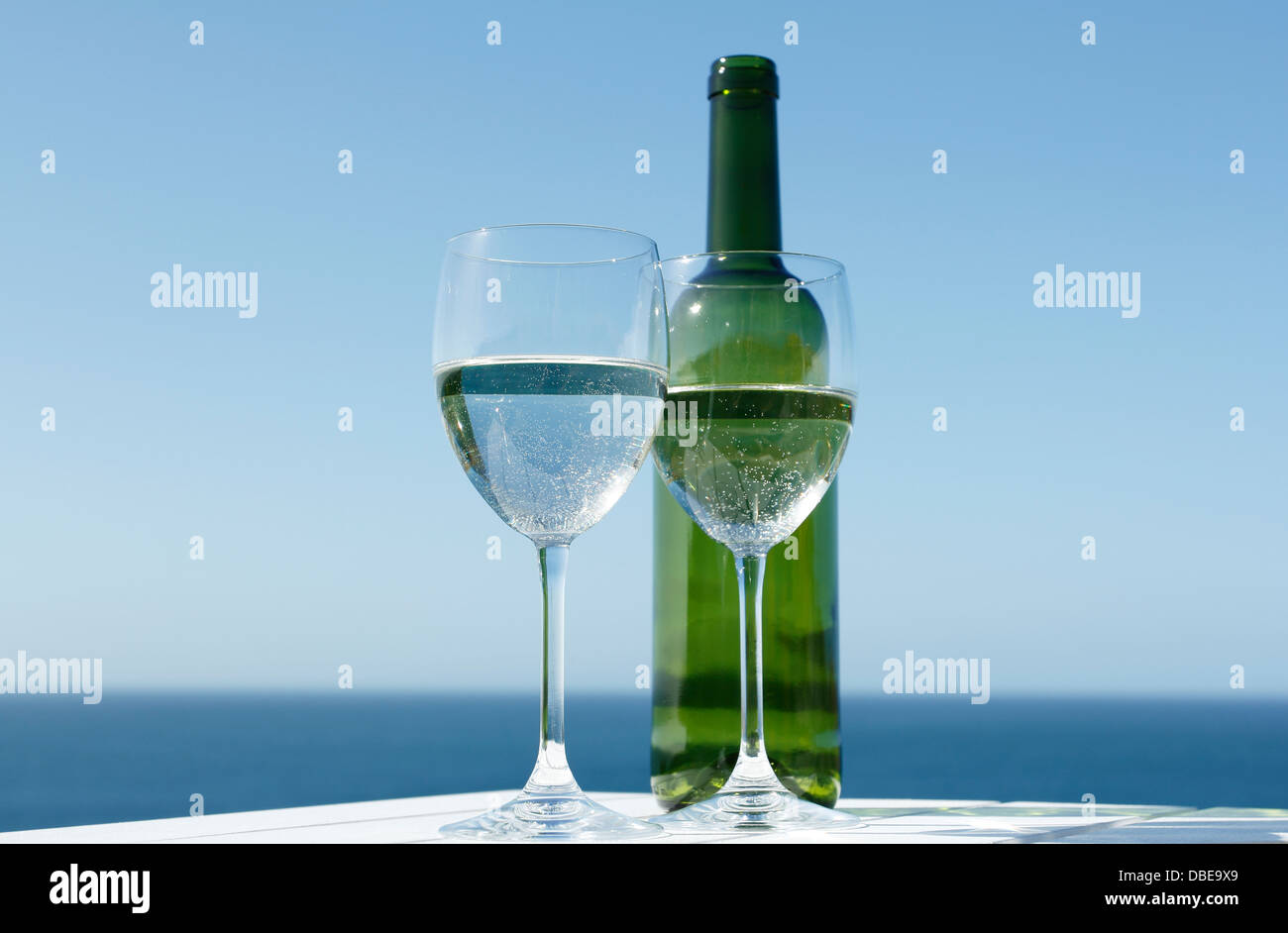 Bicchieri di vino dall'oceano Foto Stock