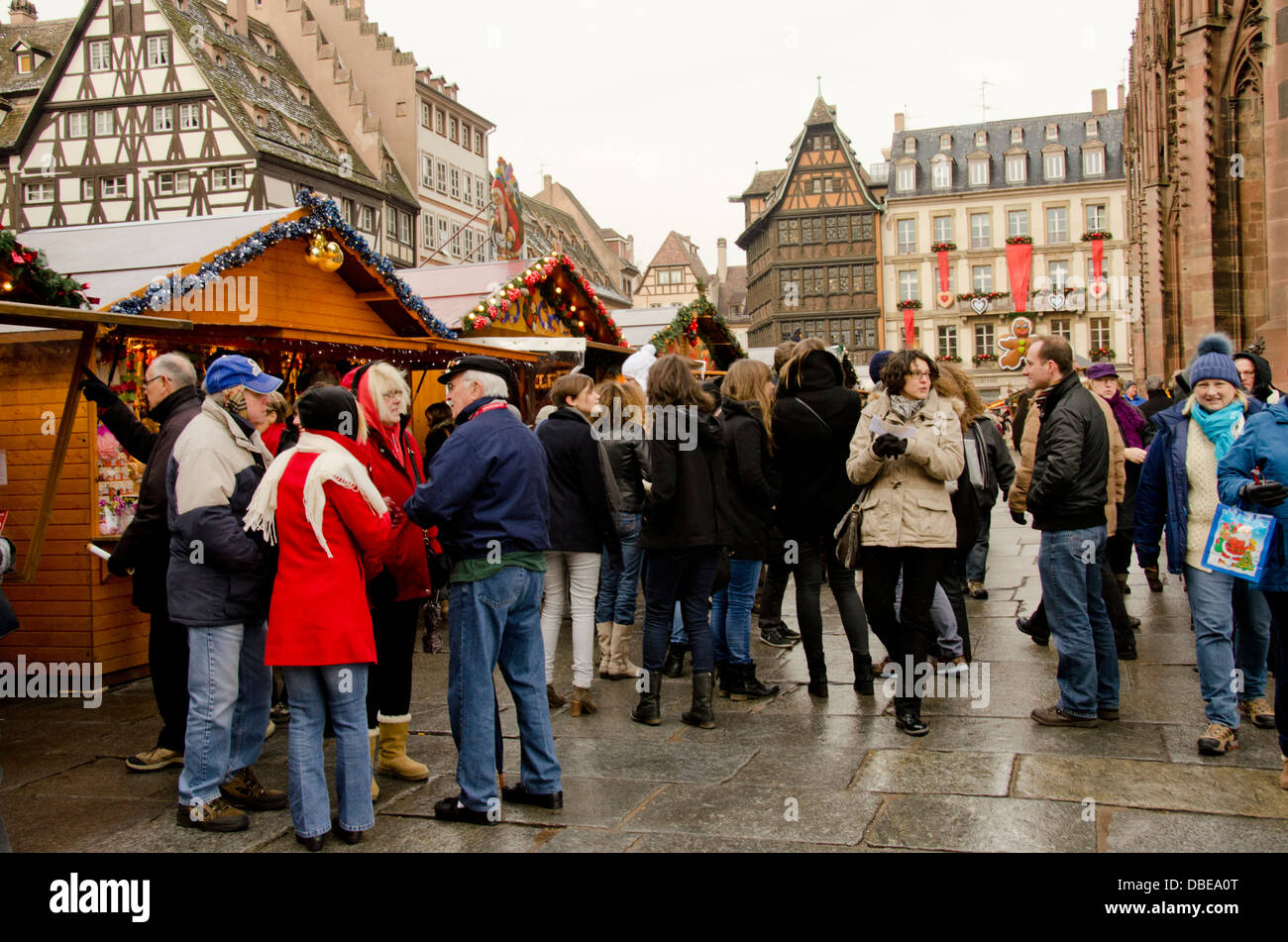 Francia, Alsazia, Strasburgo, Grand Island (Grande Ile). Strade trafficate in città vecchia durante i Mercatini di Natale. UNESCO. Foto Stock