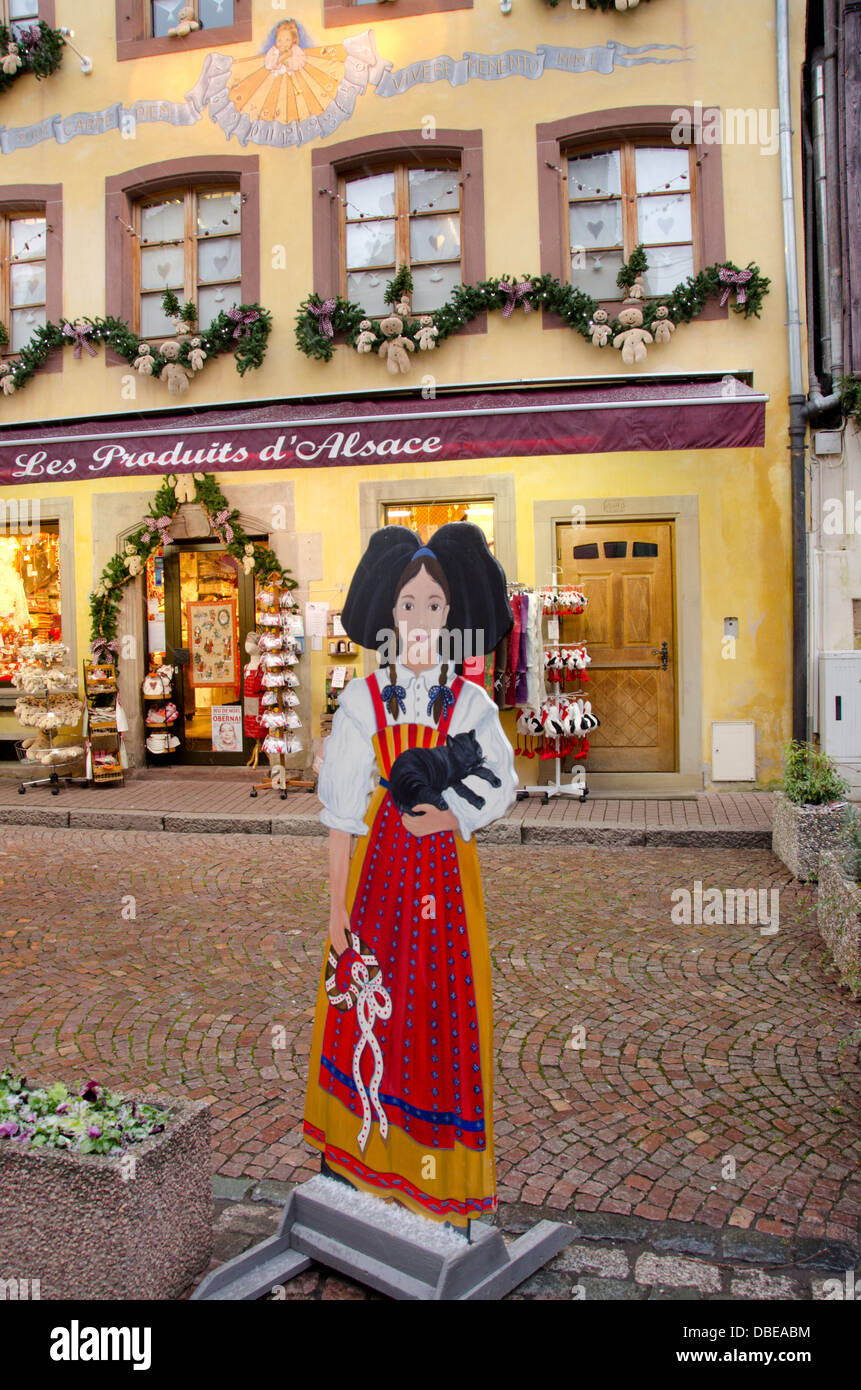 Francia, Alsazia, Obernai. Il centro di mercato di Natale, il cartello in legno con la donna in abito tradizionale. Foto Stock